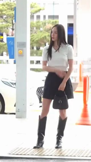 크리스탈의 고급진 미니멀룩✨
깔끔한 블랙&화이트🖤🤍 지금 딱 반바지에 부츠 입기 좋아요✔️ 이미지