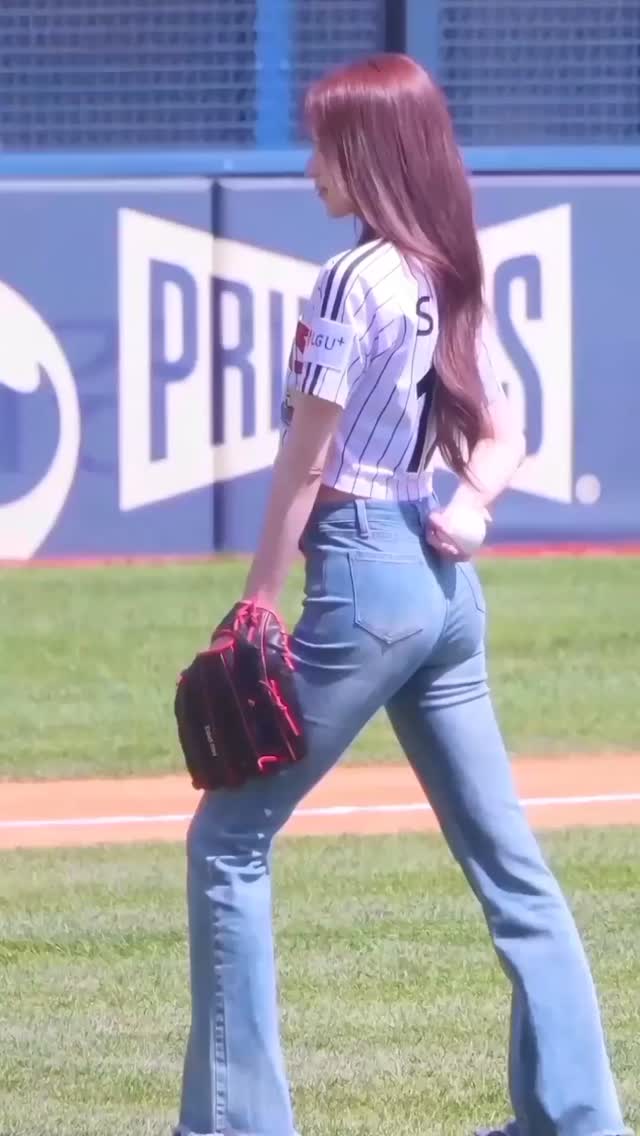 비율 완벽 그 자체인 사나 시구⚾️ 부츠컷 데님 + 크롭 유니폼 넘 찰떡👏 이미지