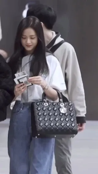 지수처럼 캐주얼하게 반팔티+데님룩에 니트 걸치고 블랙 디올백으로 포인트🤍🖤 이미지