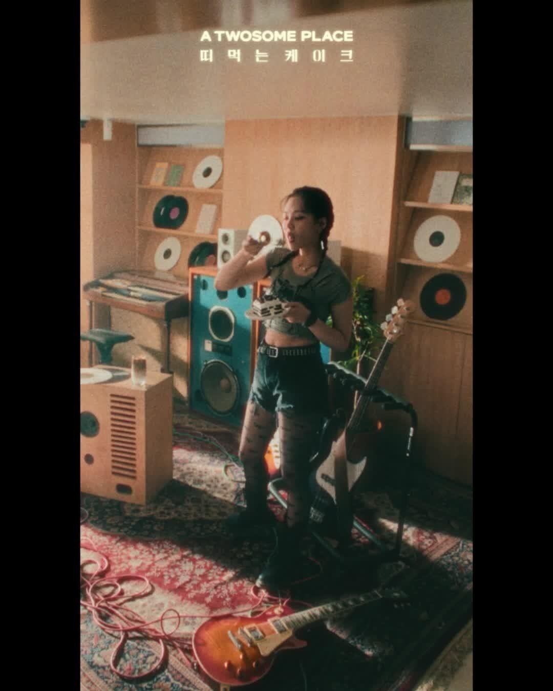 MZ들은 요새 다 @떠먹는 아박🍰
핫한 투썸 X 힙한 비비😎❤️🔥언제, 어디서든 떠먹어🥄 #광고
프리미엄 디저트 카페 투썸플레이스가 시그니처 메뉴인 ‘떠먹는 아박’과 새롭게 출시한 상큼한 ‘떠먹는 베리쿠키 아박’, 더 풍성하게 즐길 수 있는 큰 사이즈의 ‘아박 홀케이크'를 출시했습니다. 특히 ‘떠먹는 아박’ 시리즈 전용 스푼과 포장 박스를 새롭게 선보이며 언제, 어디서든 쉽고 편하게 아박을 즐길 수 있도록 했는데요. 자신의 개성과 취향 중시하는 MZ 세대의 감성을 저격하기 위해 특별한 사각형 모양과 감각적인 디자인의 ‘떠먹는 아박' 모델로 최근 가장 핫한 가수 겸 배우 비비를 모델로 발탁하기도 했습니다.
이번 캠페인 속 비비는, 크림과 쿠키가 층층이 쌓인 아박을 연상하게 하는 블랙과 아이보리 컬러의 드레스 스타일링을 선보였는데요. 올봄 비비처럼 ‘떠먹는 아박' 컬러 스타일링에 언제, 어디서든 감각적인 아박으로 포인트를 더해보는 건 어떨까요? ✔️
1. 블랙&화이트 코디에 떠먹는 아박 포인트🖤🤍
2. 핑크&블랙 코디에 떠먹는 베리쿠키 아박으로 포인트🩷🖤 이미지4
