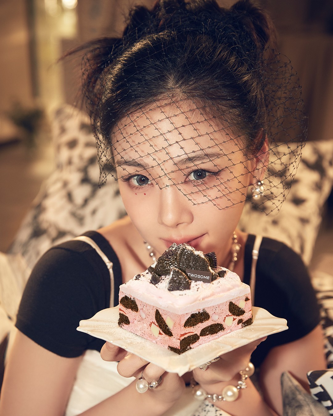 MZ들은 요새 다 @떠먹는 아박🍰⁠
핫한 투썸 X 힙한 비비😎❤️‍🔥언제, 어디서든 떠먹어🥄 #광고⁠
⁠
프리미엄 디저트 카페 투썸플레이스가 시그니처 메뉴인 ‘떠먹는 아박’과 새롭게 출시한 상큼한 ‘떠먹는 베리쿠키 아박’, 더 풍성하게 즐길 수 있는 큰 사이즈의 ‘아박 홀케이크'를 출시했습니다. 특히 ‘떠먹는 아박’ 시리즈 전용 스푼과 포장 박스를 새롭게 선보이며 언제, 어디서든 쉽고 편하게 아박을 즐길 수 있도록 했는데요. 자신의 개성과 취향 중시하는 MZ 세대의 감성을 저격하기 위해 특별한 사각형 모양과 감각적인 디자인의 ‘떠먹는 아박' 모델로 최근 가장 핫한 가수 겸 배우 비비를 모델로 발탁하기도 했습니다. ⁠
⁠
이번 캠페인 속 비비는, 크림과 쿠키가 층층이 쌓인 아박을 연상하게 하는 블랙과 아이보리 컬러의 드레스 스타일링을 선보였는데요. 올봄 비비처럼 ‘떠먹는 아박' 컬러 스타일링에 언제, 어디서든 감각적인 아박으로 포인트를 더해보는 건 어떨까요? ✔️⁠
⁠
1. 블랙&화이트 코디에 떠먹는 아박 포인트🖤🤍⁠
2. 핑크&블랙 코디에 떠먹는 베리쿠키 아박으로 포인트🩷🖤⁠ 이미지