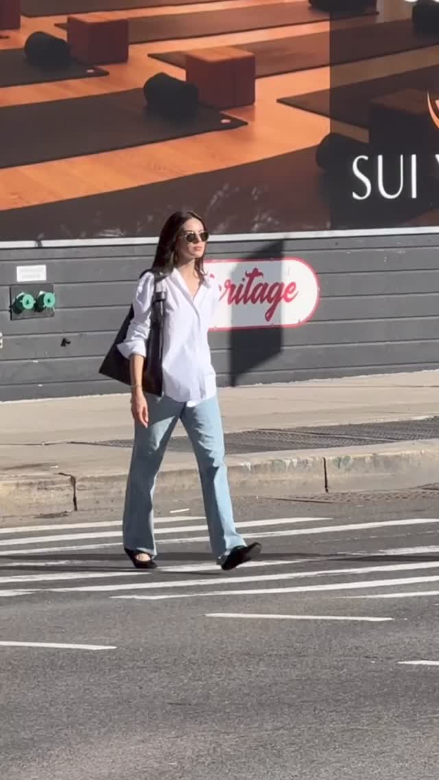 봄조합 치트키🤍🩵이렇게 입어요
무심하게 걸친 셔츠에 청바지와 플랫 매치하고 블랙백 마무리☑️ 이미지