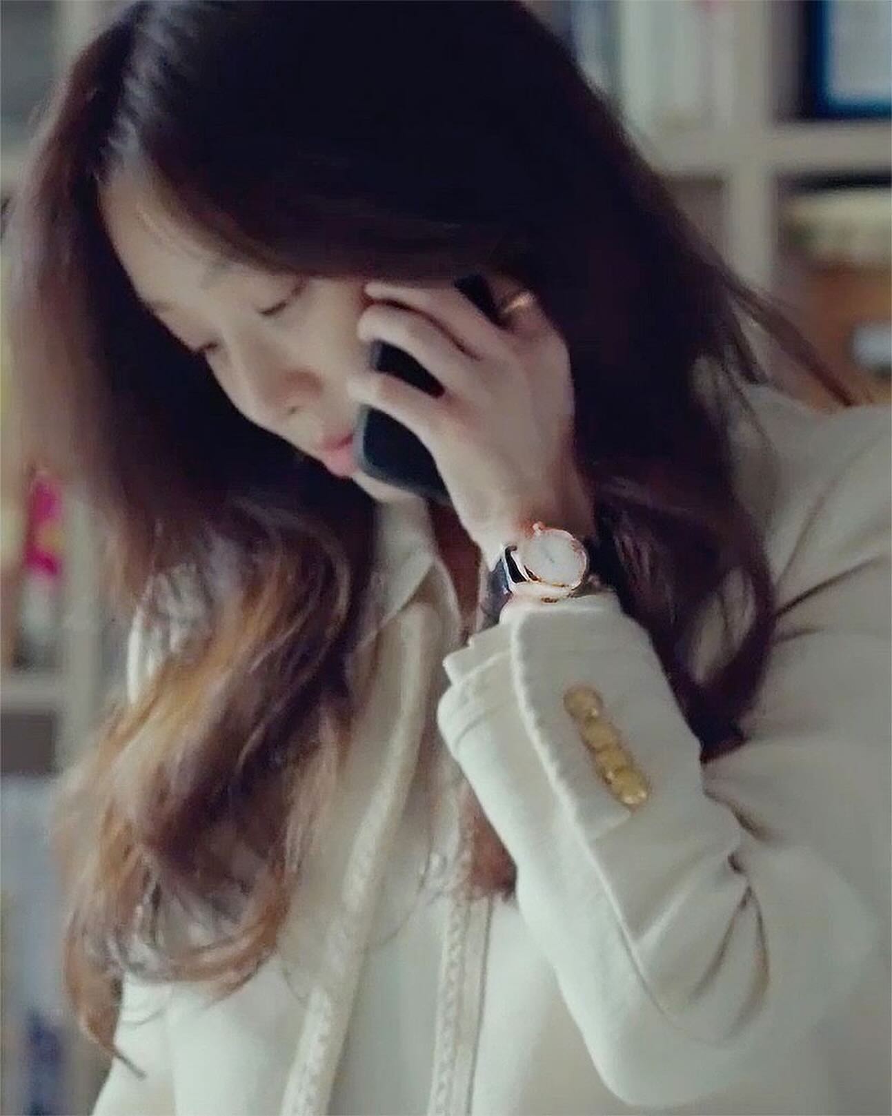 드라마 졸업 속 려원 데일리템💎⁠
쇼파드 x 정려원✨ 고급진 워치&주얼리 @참고🤍 #광고⁠
⁠
tvN 드라마 ‘졸업’의 여주인공 정려원의 감각적인 스타일이 첫방부터 화제입니다. 이번 드라마에서 정려원은 하이엔드 워치 & 주얼리 브랜드 쇼파드와 함께 매주 클래식한 룩부터 사랑스러운 룩까지 다양한 스타일링을 선보일 예정이라고 하는데요. 심플하면서도 세련된 데일리 룩에 쇼파드 워치&주얼리로 고급스러운 포인트를 더한 려원의 룩을 주목해 주세요! ⁠
⁠
📌정려원 PICK 쇼파드 워치 & 주얼리 ⁠
- 해피 스포츠 워치 (2-5) ⁠
- 아이스큐브 이어링 (6-7)⁠
- 마이해피 하츠 이어링 (1,8)⁠ 이미지5