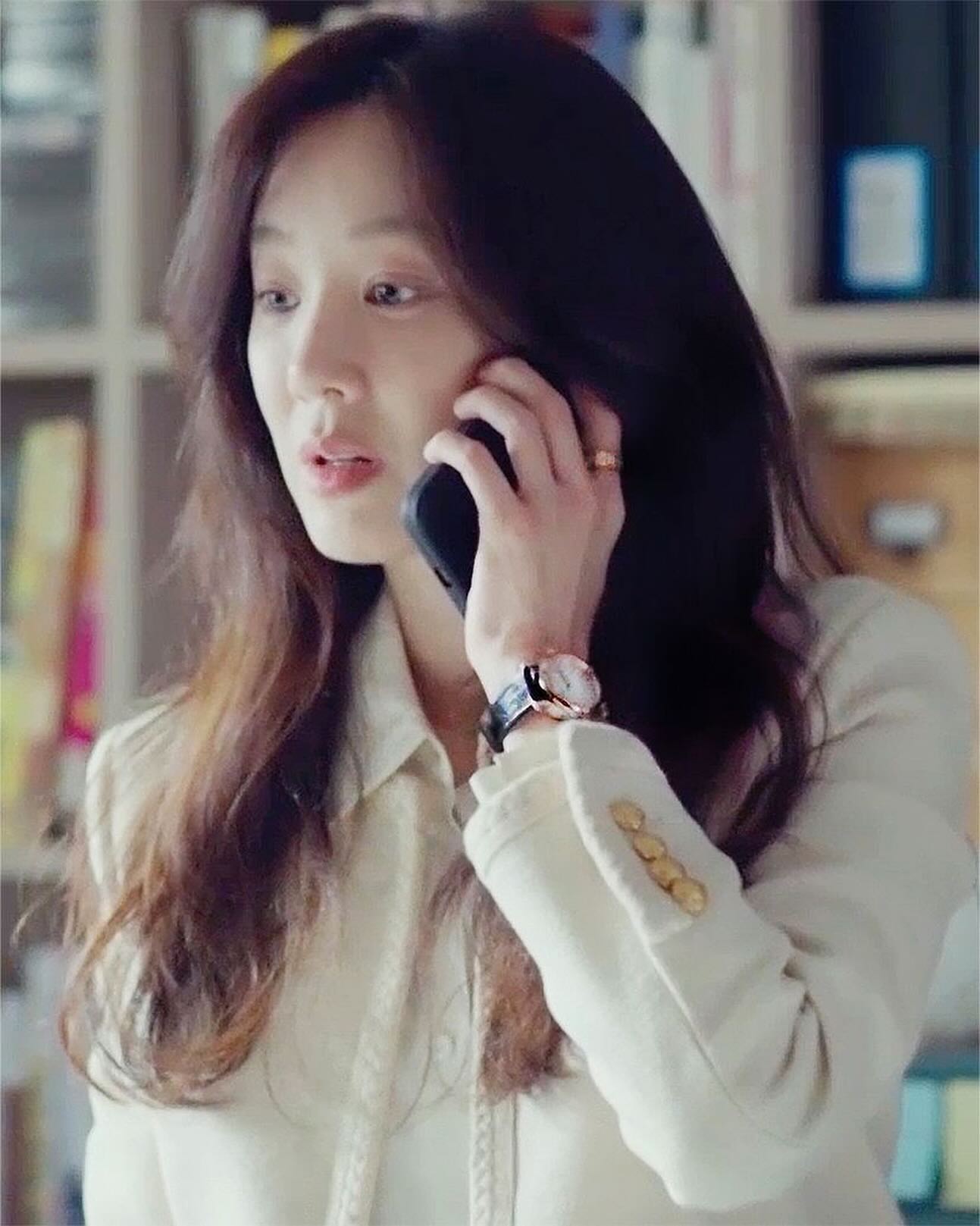 드라마 졸업 속 려원 데일리템💎⁠
쇼파드 x 정려원✨ 고급진 워치&주얼리 @참고🤍 #광고⁠
⁠
tvN 드라마 ‘졸업’의 여주인공 정려원의 감각적인 스타일이 첫방부터 화제입니다. 이번 드라마에서 정려원은 하이엔드 워치 & 주얼리 브랜드 쇼파드와 함께 매주 클래식한 룩부터 사랑스러운 룩까지 다양한 스타일링을 선보일 예정이라고 하는데요. 심플하면서도 세련된 데일리 룩에 쇼파드 워치&주얼리로 고급스러운 포인트를 더한 려원의 룩을 주목해 주세요! ⁠
⁠
📌정려원 PICK 쇼파드 워치 & 주얼리 ⁠
- 해피 스포츠 워치 (2-5) ⁠
- 아이스큐브 이어링 (6-7)⁠
- 마이해피 하츠 이어링 (1,8)⁠ 이미지4