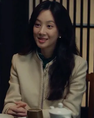 드라마 졸업 속 려원 데일리템💎
쇼파드 x 정려원✨ 고급진 워치&주얼리 @참고🤍 #광고
tvN 드라마 ‘졸업’의 여주인공 정려원의 감각적인 스타일이 첫방부터 화제입니다. 이번 드라마에서 정려원은 하이엔드 워치 & 주얼리 브랜드 쇼파드와 함께 매주 클래식한 룩부터 사랑스러운 룩까지 다양한 스타일링을 선보일 예정이라고 하는데요. 심플하면서도 세련된 데일리 룩에 쇼파드 워치&주얼리로 고급스러운 포인트를 더한 려원의 룩을 주목해 주세요!
📌정려원 PICK 쇼파드 워치 & 주얼리
- 해피 스포츠 워치 (2-5)
- 아이스큐브 이어링 (6-7)
- 마이해피 하츠 이어링 (1,8) 이미지