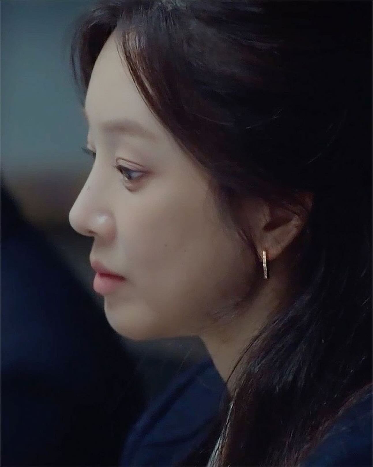 드라마 졸업 속 려원 데일리템💎⁠
쇼파드 x 정려원✨ 고급진 워치&주얼리 @참고🤍 #광고⁠
⁠
tvN 드라마 ‘졸업’의 여주인공 정려원의 감각적인 스타일이 첫방부터 화제입니다. 이번 드라마에서 정려원은 하이엔드 워치 & 주얼리 브랜드 쇼파드와 함께 매주 클래식한 룩부터 사랑스러운 룩까지 다양한 스타일링을 선보일 예정이라고 하는데요. 심플하면서도 세련된 데일리 룩에 쇼파드 워치&주얼리로 고급스러운 포인트를 더한 려원의 룩을 주목해 주세요! ⁠
⁠
📌정려원 PICK 쇼파드 워치 & 주얼리 ⁠
- 해피 스포츠 워치 (2-5) ⁠
- 아이스큐브 이어링 (6-7)⁠
- 마이해피 하츠 이어링 (1,8)⁠ 이미지7