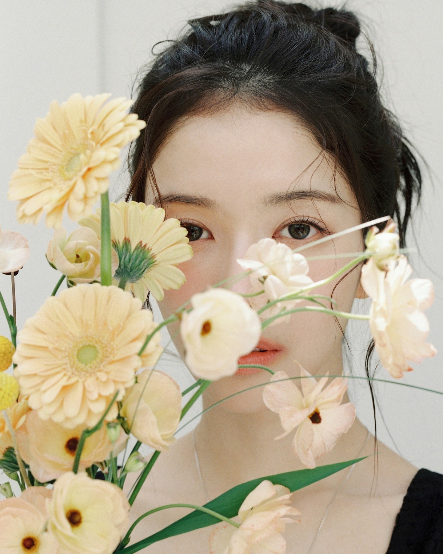 인형 비주얼🖤🤍노정의 썸머룩⁠
시야쥬의 새 뮤즈✨러블리부터 세련미까지 다채롭게🩵 #광고⁠
⁠
컨템포러리 여성 브랜드 시야쥬가 브랜드의 새로운 뮤즈인 노정의와 함께한 24 썸머 컬렉션을 공개했습니다. ‘ORDINARY NATURAL ELEGANCE’를 주제로 선보이는 24 썸머 컬렉션은 애써 꾸미지 않아도 묻어나는 자연스러운 우아함과 고요한 아름다움을 표현했는데요. 화보 속 노정의는 여유롭고 평온한 일상의 무드를 사랑스러우면서도 우아한 분위기로 완벽하게 소화했습니다.⁠
⁠
배우 노정의의 다채로운 매력을 만날 수 있는 시야쥬 24 썸머 컬렉션과 화보는 시야쥬 공식 홈페이지와 온라인 플랫폼 W컨셉, 29CM, 무신사 등에서 만나볼 수 있습니다. 🫧⁠ 이미지8